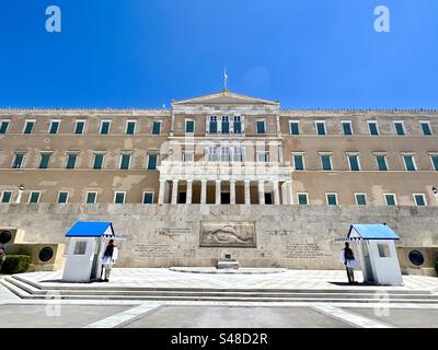 In Athen beschützt Evzones (Präsidentenwache) an ihrem Posten das Grab des unbekannten Soldaten und den Präsidentenpalast. Stockfoto