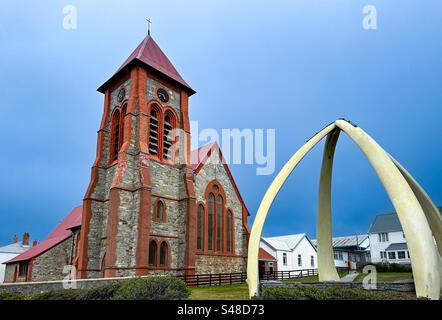 Das Wahrzeichen der Christ Church Cathedral in Port Stanley, Falklandinseln/Malvinas mit seinem berühmten Walknochenbogen Stockfoto