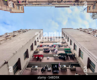 Blick nach oben auf alte dicht gepackte Wohngebäude in Hongkong Stockfoto