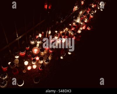 Kerzen brennen am Allerheiligen-Tag auf dem Friedhof Stockfoto