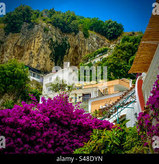 Farbenfrohe Häuser und Landschaft eingebettet in die Klippen von Positano an der Amalfiküste Italiens Stockfoto