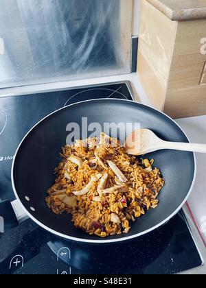 Gut Geweckt - Hühnchen Und Mexikanischer Reis Stockfoto