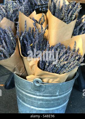 Getrocknete Lavendelsträuße in einer Blumenvase auf dem französischen Markt im Wisteria Flower Shop an der College Ave in Oakland, Kalifornien. Stockfoto