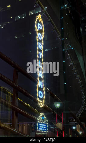 Reflexion des berühmten, 65 Meter langen, beleuchteten Portland-Schildes der Arlene Schnitzer Concert Hall im Zentrum von Portland, Oregon Stockfoto