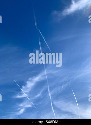 3 Kondensstreifen am blauen Himmel Stockfoto