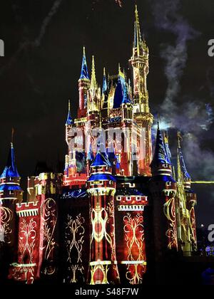 Cinderellas Schloss, das Tor zu Fantasyland im Magic Kingdom im Walt Disney World in Orlando, ist nachts im Dezember spektakulär beleuchtet. Stockfoto