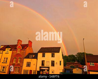 Doppelter Regenbogen über Ock Street, Abingdon on Thames, Oxfordshire, England, Großbritannien Stockfoto