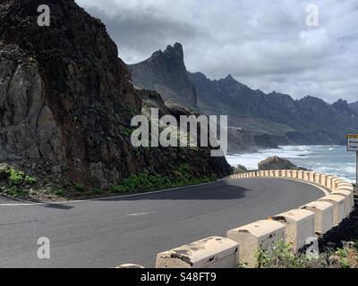 Fahrt in Teneriffa entlang der Küste an Roque de las Bodegas und Benijo Küste Stockfoto