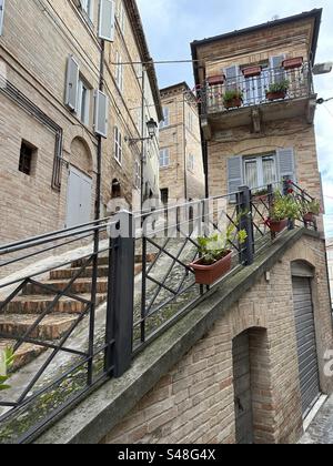 Blick auf die Straße in der Altstadt von Petritoli, Provinz Fermo, Region Marken, Italien Stockfoto