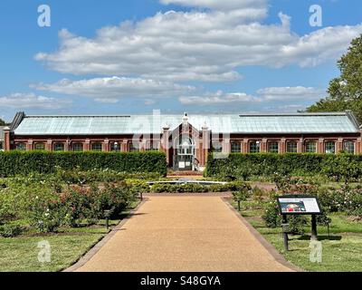 St. Louis, Missouri, USA – August 2023: Linnean House des Missouri Botanical Garden. Das älteste ununterbrochen betriebene öffentliche Gewächshaus westlich des Mississippi River. Baujahr 1882. Stockfoto