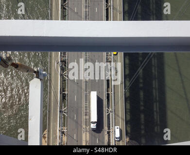 Blick vom Brückenturm auf den Lastwagen auf dem Brückendeck, Forth Road Bridge über Firth of Forth, Schottland, Großbritannien Stockfoto