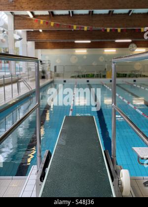 Sprungbrett in einem Hallenbad Stockfoto