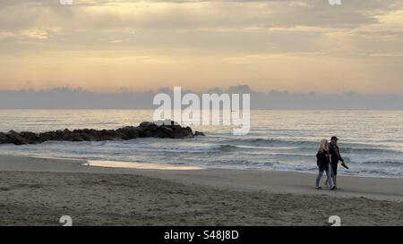 Panoramablick auf ein Paar mittleren Alters, das am Strand in Palavas-les-Flots in Frankreich spaziert. Stockfoto