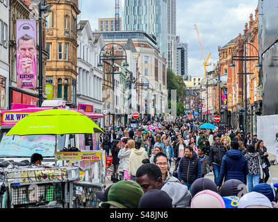 Im Stadtzentrum von Leeds gibt es viele Einkäufer Stockfoto