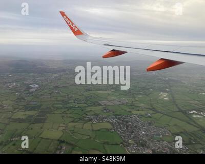 Blick über England vom Fenstersitz eines EasyJet-Flugzeugs Stockfoto