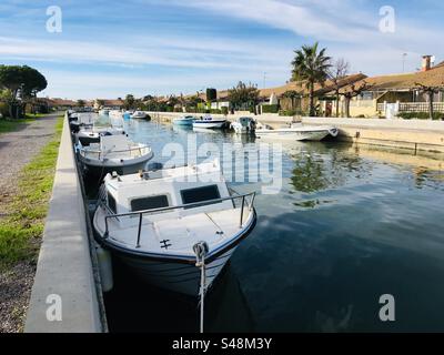 Landschaftsaufnahme des Kanals mit Booten in Palavas-les-Flots, Occitanie, Frankreich Stockfoto