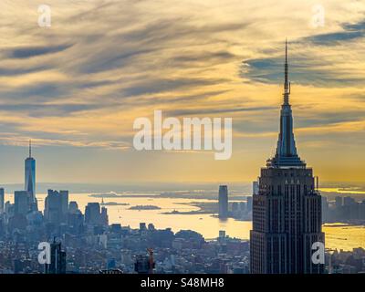 Luftaufnahme am späten Nachmittag von Manhattan in Richtung Finanzviertel mit Empire State Building im Vordergrund. Blick vom Vanderbilt Summit One. Stockfoto
