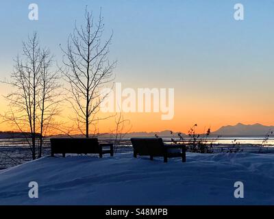 Zwei einsame Bänke in Anchorage Alaska Stockfoto