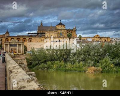 Blick auf die Moschee-Kathedrale und den Fluss Guadalquivir von der alten römischen Brücke in Córdoba, Spanien. Stockfoto