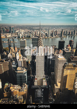 Blick von Manhattan aus der Vogelperspektive in Richtung Midtown East mit dem Chrysler Building Dominant. Stockfoto