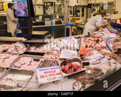 Ashtons Fish Counter auf dem Cardiff Central Indoor Market Dezember 2023: Phillip Roberts Stockfoto