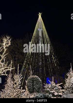 Weihnachtsbaum im Freizeitpark Liseberg, Göteborg, Schweden. Stockfoto