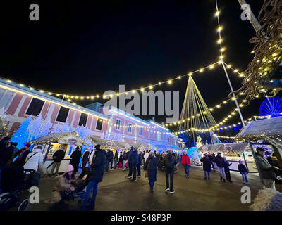Eine Winterszene auf dem Weihnachtsmarkt im Freizeitpark Liseberg, Göteborg Schweden zu Weihnachten. Stockfoto