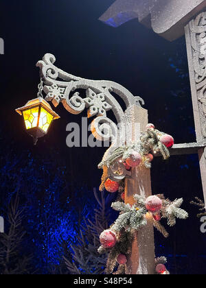 Eine hängende Laterne in einer Winterweihnachtsszene im Freizeitpark Liseberg in Göteborg, Schweden. Stockfoto