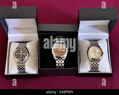 Ein Set von drei Orient Tristar Uhren in ihren Schmuckkästen Stockfoto