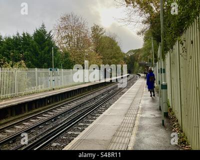 Riddlesdown Bahnhof an einem nassen Herbstmorgen, Blick entlang der Bahnsteige und Gleise Riddlesdown Surrey England Stockfoto