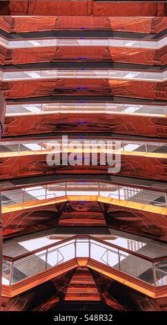 Ich schaue auf eine Seite des Schiffes in Hudson Yards Development, New York. Es besteht aus 16 Stockwerken und 154 Treppenstufen und wurde von Thomas Heatherwick entworfen. Stockfoto