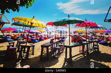 Sitzsäcke und Sonnenschirme bereit für Drinks bei Sonnenuntergang in Seminyak bali Stockfoto