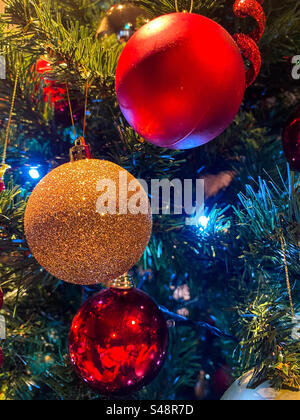 Goldene und rote Kugeln auf dem Weihnachtsbaum. Stockfoto