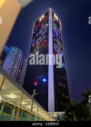 Weihnachtslichter schmücken den Wolkenkratzer, eine Weihnachtstradition in Hongkong Stockfoto