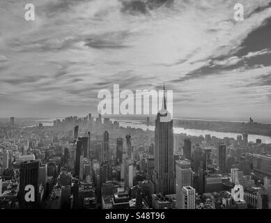 Aus der Vogelperspektive von Manhattan aus der Innenstadt in Richtung Finanzviertel mit dem Empire State Building im Vordergrund. Stockfoto
