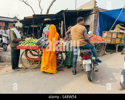 Eine indische Marktszene voller Läden und Straßenverkäufer, die Obst und Essen verkaufen Stockfoto