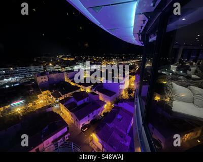 Nächtlicher Panoramablick auf die Skyline der Innenstadt von Palavas von der Tour de La Méditerranée aus. Stockfoto