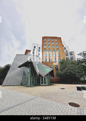 Cambridge, Massachusetts, USA - Juli 2023: Eintritt zum Ray and Maria Stata Center auf dem Campus des Massachusetts Institute of Technology (mit). Gebäude 32. Stockfoto