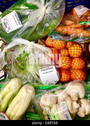 Typisches Obst und Gemüse in einem Supermarktwagen Carrefour Spanien Konzept Inflation und Lebenshaltungskosten Stockfoto