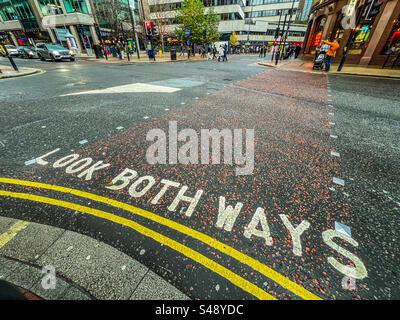 Schauen Sie nach dem Straßenschild in beide Richtungen im Stadtzentrum von Leeds Stockfoto