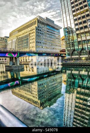 Die Dockland Light Railway verläuft zwischen Heron Quay und Canary Wharf Station i Stockfoto