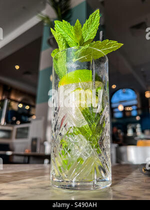 Großes Glas Gin Tonic in der trendigen Bar Stockfoto