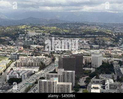 LOS ANGELES, CA, MAI 2023: Blick auf China Town von einem hohen Gebäude in Downtown. Berge sichtbar unter Wolken in der Ferne Stockfoto