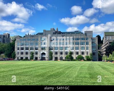 Campus des Boston College im Sommer mit großem Rasen vor einem Steingebäude. Chestnut Hill, Massachusetts, USA. Stockfoto