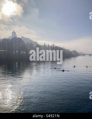 Kanufahrten auf dem Po mit der Kirche Santa Maria del Monte dei Cappuccini im Hintergrund, Turin, Piemont, Italien Stockfoto