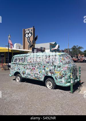 Vintage-Van in Seligman, Stadt an der historischen Route 66, Arizona, USA Stockfoto