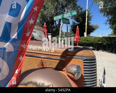 Oldtimer-Truck in Seligman, Stadt an der historischen Route 66, Arizona, USA Stockfoto