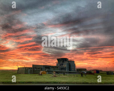 Air Traffic Control Tower in Dawn RAF Topcliffe North Yorkshire Stockfoto