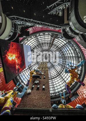 Ernie, aufblasbare Kunstinstallation von Brolga im historischen Coop’s Shot Tower unter dem Glaskegel des Melbourne Central Shopping Mall in Melbourne, Victoria, Australien. Stockfoto