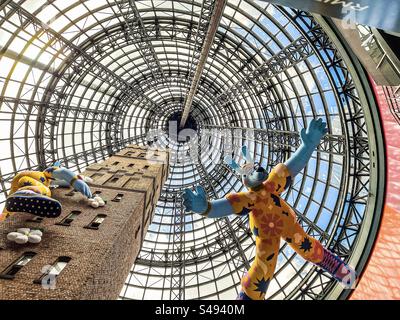 Ernie, aufblasbare Kunstinstallation von Brolga im historischen Coop’s Shot Tower unter der Glaskuppel des Melbourne Central Shopping Mall in Melbourne, Victoria, Australien. Einzelhandel. Tourismus. Stockfoto